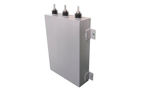 電容器的容量大小與什么有關？為什么？